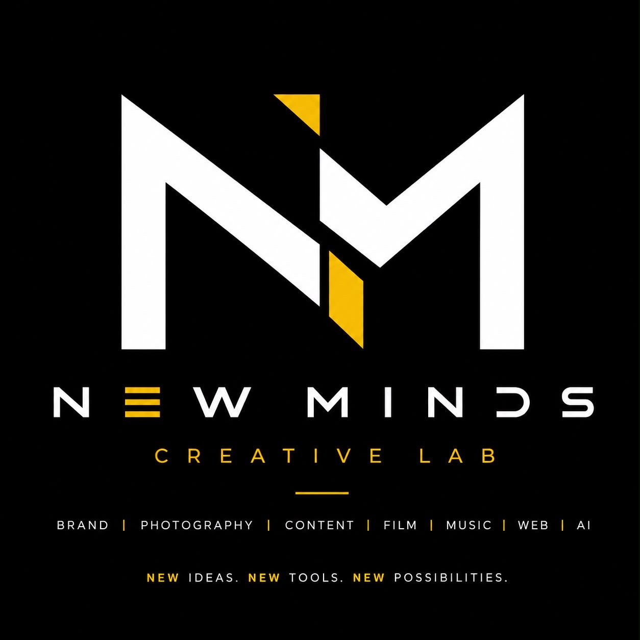 Identidad completa en negro, blanco y dorado de New Minds Creative Lab